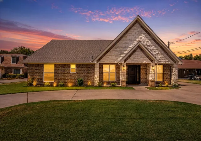 Photo 1 of Single family home for sale at 4100 Apache Trl Ct, Granbury, TX 76048 | MLS# 21375252 | Listing updated on 2026-10-08