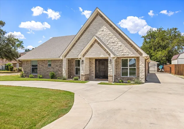 Photo 2 of Single family home for sale at 4100 Apache Trl Ct, Granbury, TX 76048 | MLS# 21375252 | Listing updated on 2026-10-08
