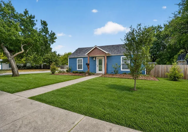 Photo 3 of Single family home for sale at 5712 Dana Dr, Haltom City, TX 76117 | MLS# 21375555 | Listing updated on 2026-10-05