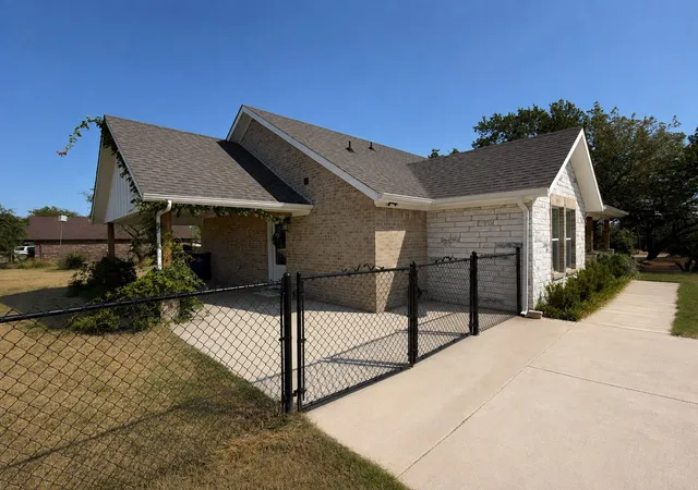 Photo 3 of Single family home for sale at 5546 Mesa Loop, Granbury, TX 76048 | MLS# 21375281 | Listing updated on 2026-09-01