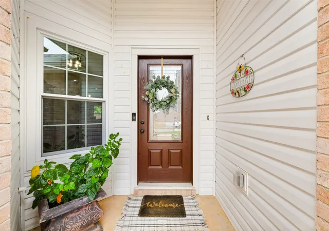 Photo 3 of Sale Pending at 3302 Cliff Oaks Dr, Corinth, TX 76210 | MLS# 21375598 | Listing updated on 2026-10-08