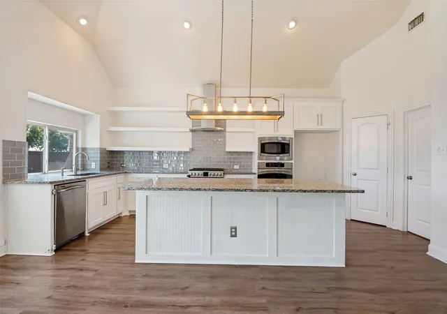 Photo 2 of Single family home for sale at 703 Waterlane Dr, Mansfield, TX 76063 | MLS# 21375704 | Listing updated on 2026-10-06
