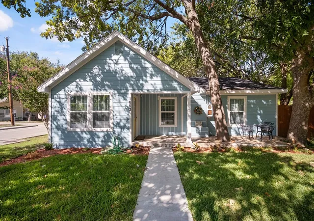 Photo 2 of Single family home for sale at 1002 New St, Mc Kinney, TX 75069 | MLS# 21371313 | Listing updated on 2026-09-29
