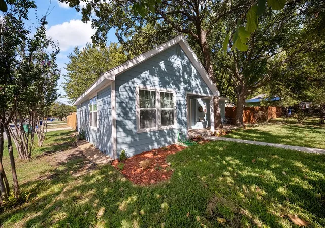 Photo 3 of Single family home for sale at 1002 New St, Mc Kinney, TX 75069 | MLS# 21371313 | Listing updated on 2026-09-29