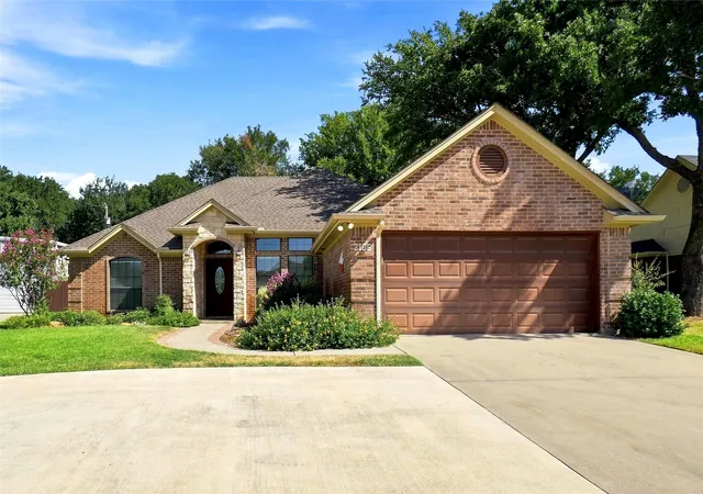 Photo 2 of Single family home for sale at 2105 Fair Oaks Dr, Bridgeport, TX 76426 | MLS# 21375012 | Listing updated on 2026-09-29