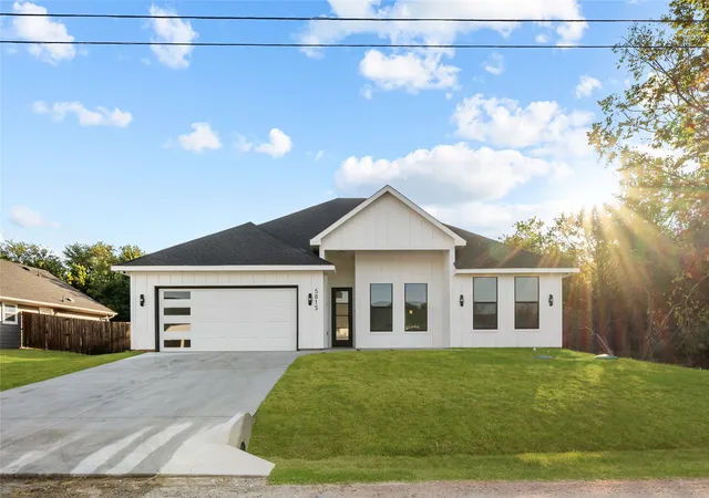 Photo 1 of Sale Pending at 5815 Belaire Cir, Granbury, TX 76048 | MLS# 21375578 | Listing updated on 2026-10-02