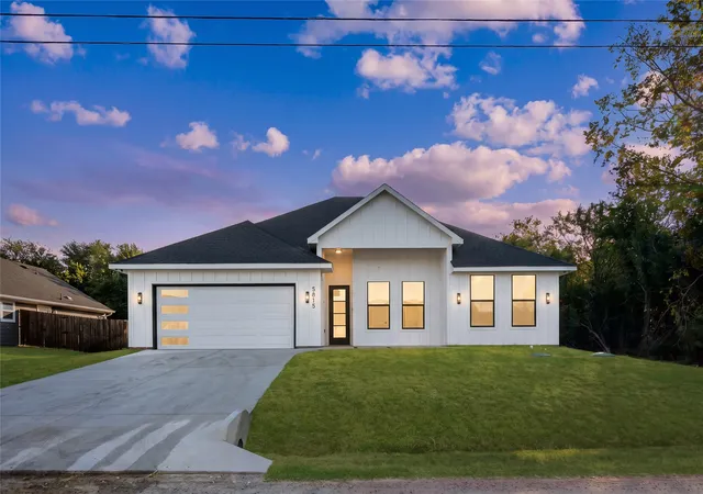 Photo 2 of Sale Pending at 5815 Belaire Cir, Granbury, TX 76048 | MLS# 21375578 | Listing updated on 2026-10-02