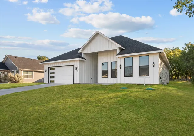 Photo 3 of Sale Pending at 5815 Belaire Cir, Granbury, TX 76048 | MLS# 21375578 | Listing updated on 2026-10-02