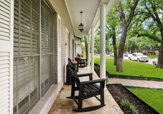 Photo 3 of Single family home for sale at 1804 W Cedar Elm Dr, Arlington, TX 76012 | MLS# 21371086 | Listing updated on 2026-10-08