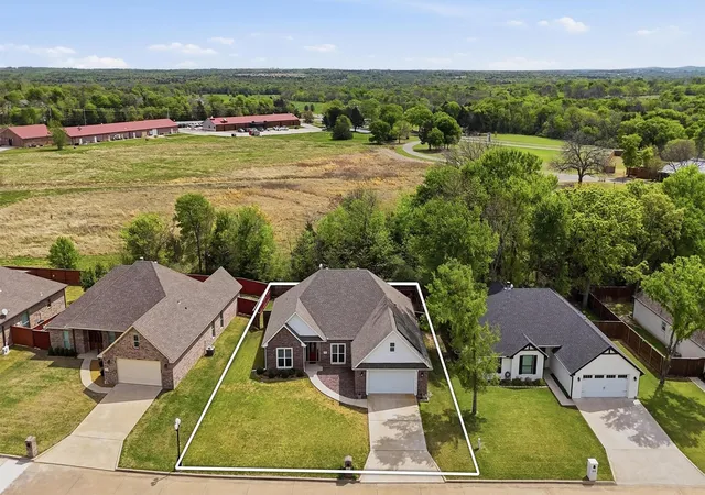 Photo 2 of Single family home for sale at 230 Bent Oak Dr, Pottsboro, TX 75076 | MLS# 21375937 | Listing updated on 2026-09-03