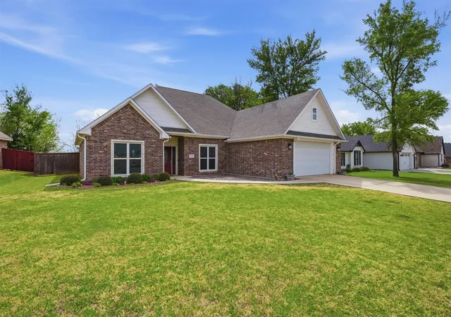 Photo 3 of Single family home for sale at 230 Bent Oak Dr, Pottsboro, TX 75076 | MLS# 21375937 | Listing updated on 2026-09-03