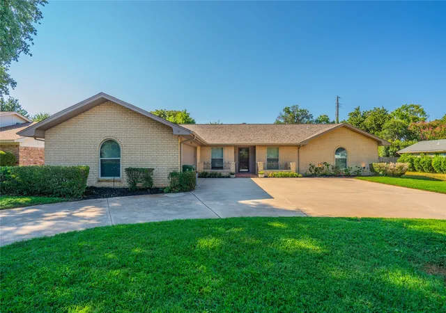 Photo 1 of Single family home for sale at 1804 Lincolnshire Dr, Bedford, TX 76021 | MLS# 21376018 | Listing updated on 2026-09-03