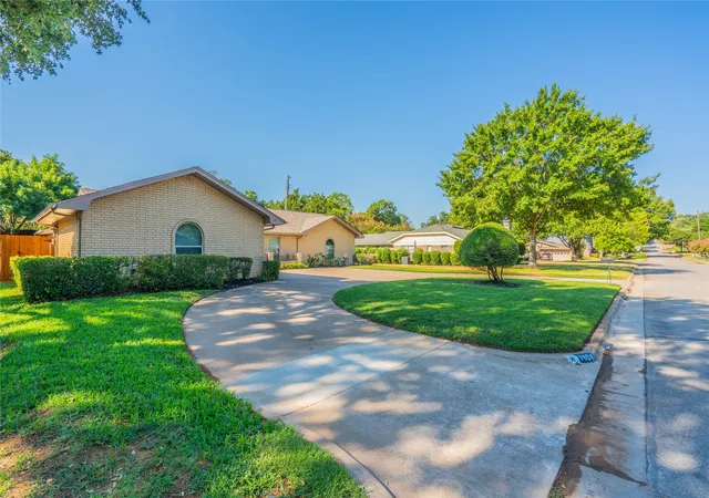 Photo 2 of Single family home for sale at 1804 Lincolnshire Dr, Bedford, TX 76021 | MLS# 21376018 | Listing updated on 2026-09-03