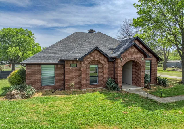 Photo 2 of Single family home for sale at 501 N Van Zandt St, Tioga, TX 76271 | MLS# 21376014 | Listing updated on 2026-10-02