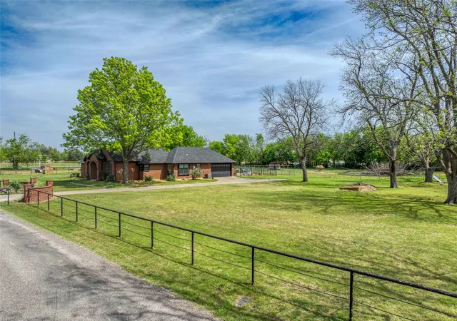 Photo 3 of Single family home for sale at 501 N Van Zandt St, Tioga, TX 76271 | MLS# 21376014 | Listing updated on 2026-10-02