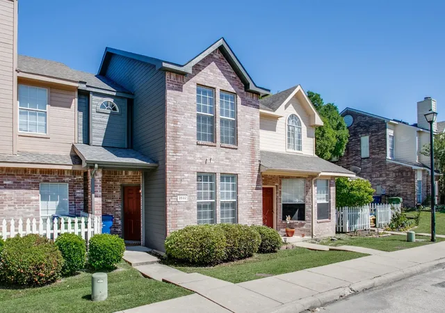 Townhouse for sale at 3832 Pickett Pl, Garland, TX 75044 | MLS# 21375955