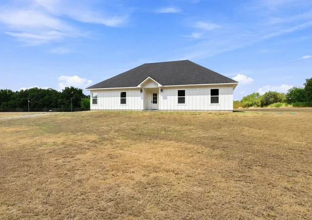 Photo 3 of Single family home for sale at 1350 County Rd 4040, Ector, TX 75439 | MLS# 21372190 | Listing updated on 2026-10-03