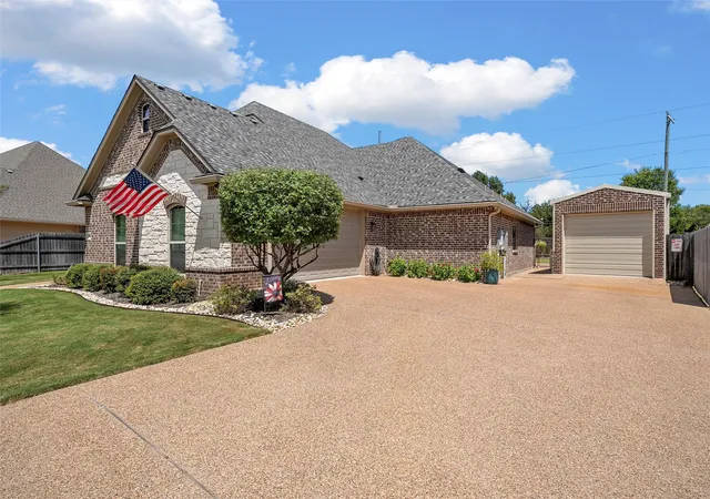 Photo 3 of Single family home for sale at 804 Gallant Fox, Hewitt, TX 76643 | MLS# 21375798 | Listing updated on 2026-09-04