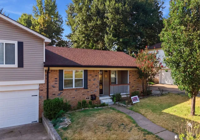 Photo 3 of Single family home for sale at 1508 Rayford Rd, Henderson, TX 75654 | MLS# 21369932 | Listing updated on 2026-09-23
