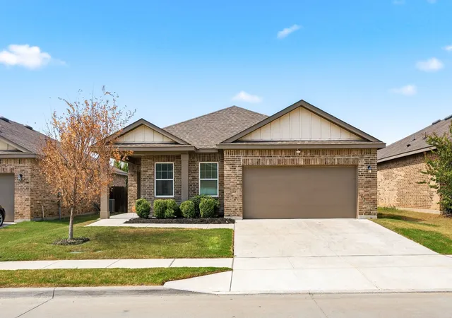 Photo 1 of Single family home for sale at 8405 Hawkview Dr, Fort Worth, TX 76179 | MLS# 21376181 | Listing updated on 2026-09-30