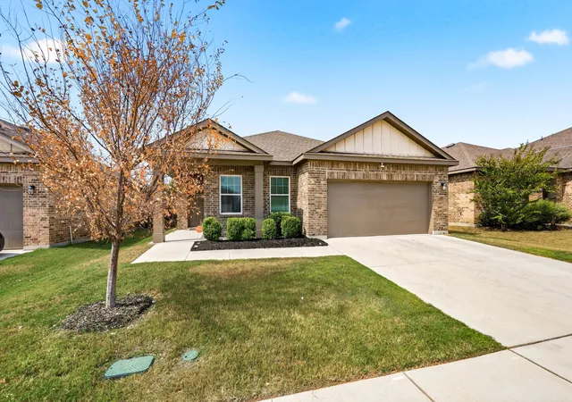 Photo 2 of Single family home for sale at 8405 Hawkview Dr, Fort Worth, TX 76179 | MLS# 21376181 | Listing updated on 2026-09-30