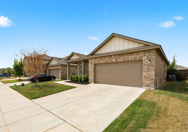 Photo 3 of Single family home for sale at 8405 Hawkview Dr, Fort Worth, TX 76179 | MLS# 21376181 | Listing updated on 2026-09-30