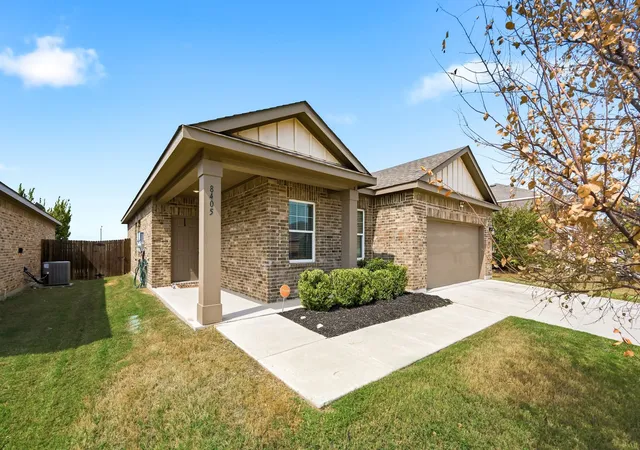 Photo 3 of Single family home for sale at 8405 Hawkview Dr, Fort Worth, TX 76179 | MLS# 21376181 | Listing updated on 2026-09-30