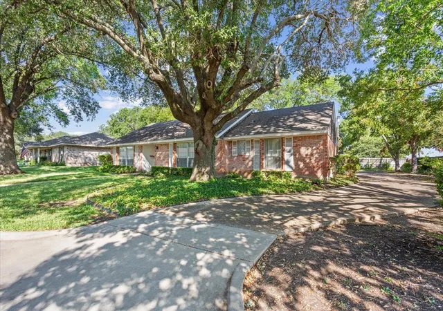 Photo 2 of Single family home for sale at 4801 Lake Englewood Dr, Waco, TX 76710 | MLS# 21375975 | Listing updated on 2026-10-01