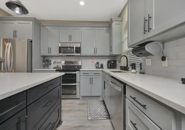 Photo 1 of Single family home for sale at 102 Lakeway Ln, Justin, TX 76247 | MLS# 21370571 | Listing updated on 2026-10-08