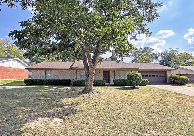 Photo 1 of Single family home for sale at 806 Humphrey St, Athens, TX 75751 | MLS# 21376342 | Listing updated on 2026-09-28