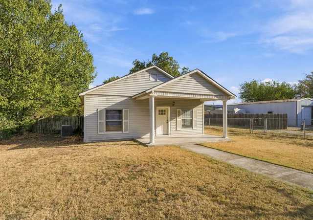 Photo 3 of Single family home for sale at 503 E Main St, Decatur, TX 76234 | MLS# 21376410 | Listing updated on 2026-09-30