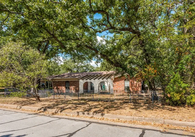 Photo 1 of Single family home for sale at 2817 Buffalo Ct, Arlington, TX 76013 | MLS# 21376182 | Listing updated on 2026-09-30