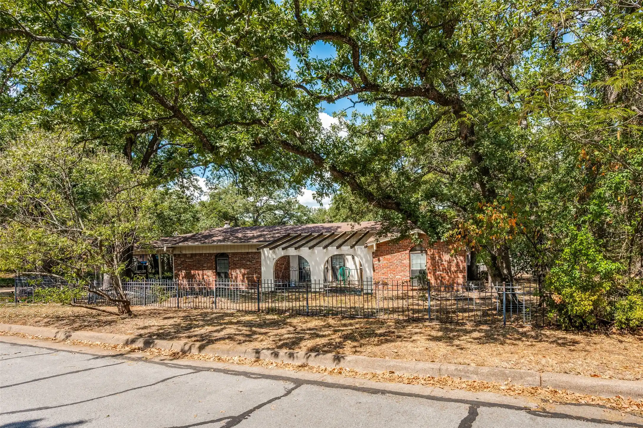 Single family home for sale at 2817 Buffalo Ct, Arlington, TX 76013 | MLS# 21376182