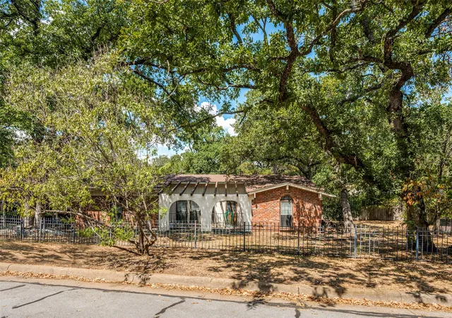 Photo 2 of Single family home for sale at 2817 Buffalo Ct, Arlington, TX 76013 | MLS# 21376182 | Listing updated on 2026-09-30