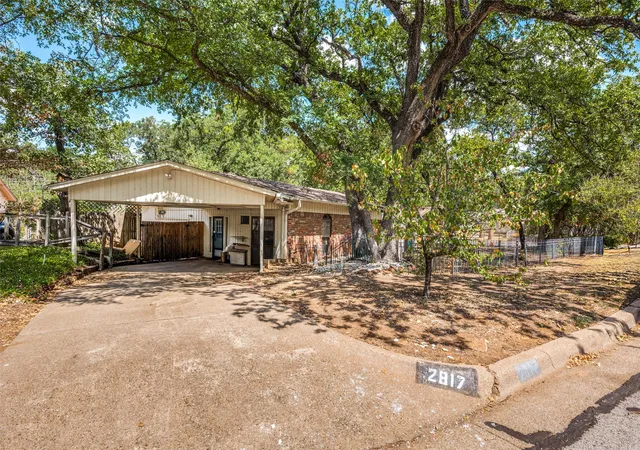 Photo 3 of Single family home for sale at 2817 Buffalo Ct, Arlington, TX 76013 | MLS# 21376182 | Listing updated on 2026-09-30