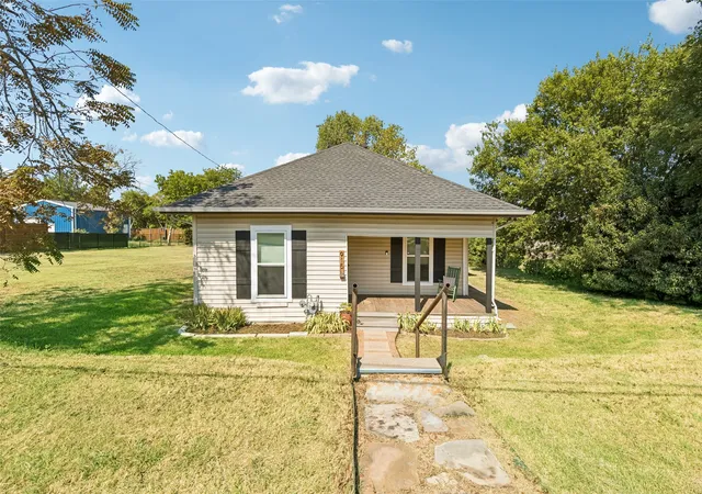Photo 2 of Single family home for sale at 915 N Alamo Rd, Rockwall, TX 75087 | MLS# 21376458 | Listing updated on 2026-10-03