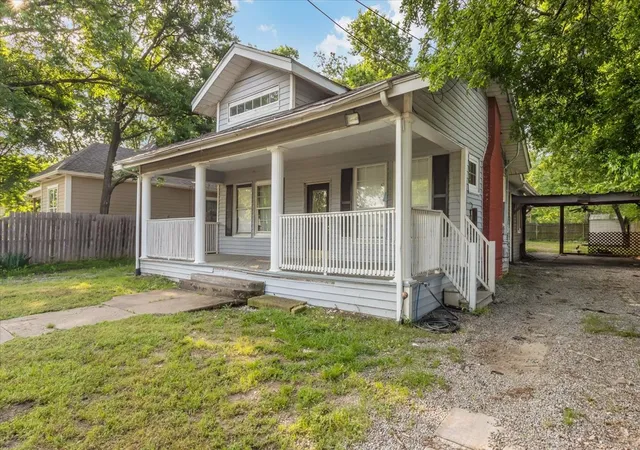 Photo 1 of Sale Pending at 1010 E Cherry St, Sherman, TX 75090 | MLS# 21376519 | Listing updated on 2026-10-05