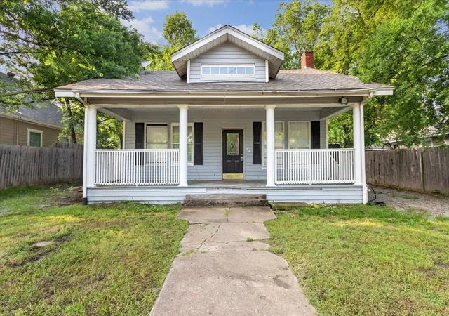 Photo 2 of Sale Pending at 1010 E Cherry St, Sherman, TX 75090 | MLS# 21376519 | Listing updated on 2026-10-05