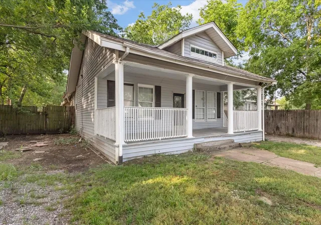 Photo 3 of Sale Pending at 1010 E Cherry St, Sherman, TX 75090 | MLS# 21376519 | Listing updated on 2026-10-05
