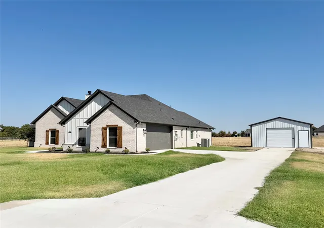 Photo 2 of Single family home for sale at 1013 Sabrina Ct, Weatherford, TX 76085 | MLS# 21376409 | Listing updated on 2026-09-24
