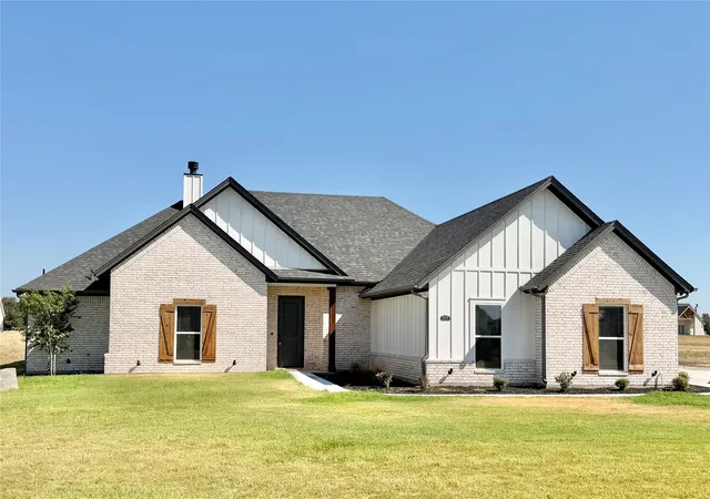 Photo 3 of Single family home for sale at 1013 Sabrina Ct, Weatherford, TX 76085 | MLS# 21376409 | Listing updated on 2026-09-24
