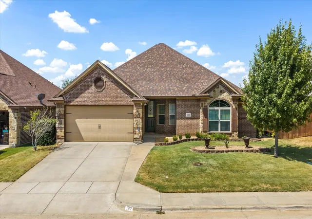 Photo 2 of Single family home for sale at 122 Donna Cir, Granbury, TX 76049 | MLS# 21374902 | Listing updated on 2026-10-01