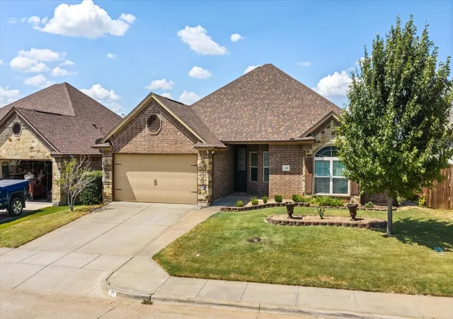 Photo 3 of Single family home for sale at 122 Donna Cir, Granbury, TX 76049 | MLS# 21374902 | Listing updated on 2026-10-01