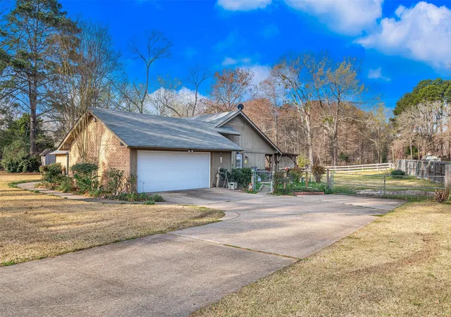 Photo 1 of Single family home for sale at 7327 S Lakeshore Dr, Shreveport, LA 71119 | MLS# 21376709 | Listing updated on 2026-09-03