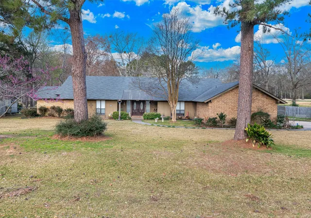Photo 2 of Single family home for sale at 7327 S Lakeshore Dr, Shreveport, LA 71119 | MLS# 21376709 | Listing updated on 2026-09-03