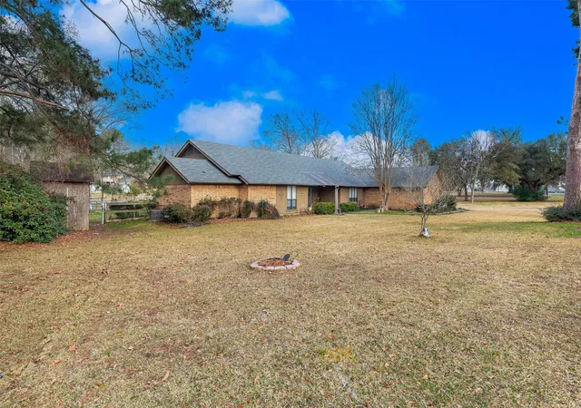 Photo 3 of Single family home for sale at 7327 S Lakeshore Dr, Shreveport, LA 71119 | MLS# 21376709 | Listing updated on 2026-09-03