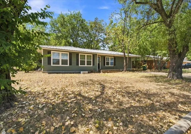 Photo 2 of Single family home for sale at 544 N Dison Dr, Robinson, TX 76706 | MLS# 21374559 | Listing updated on 2026-10-01