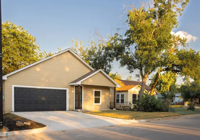 Single family home for sale at 321 S Rusk, Weatherford, TX 76086 | MLS# 21375360