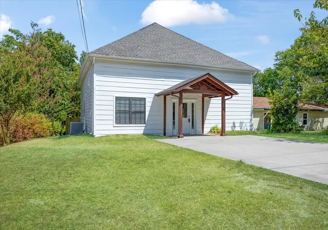 Photo 3 of Single family home for sale at 3728 Luella Rd, Sherman, TX 75090 | MLS# 21376739 | Listing updated on 2026-09-03
