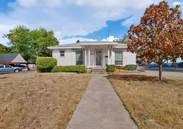 Single family home for sale at 2006 S Ewing Ave, Dallas, TX 75216 | MLS# 21376294